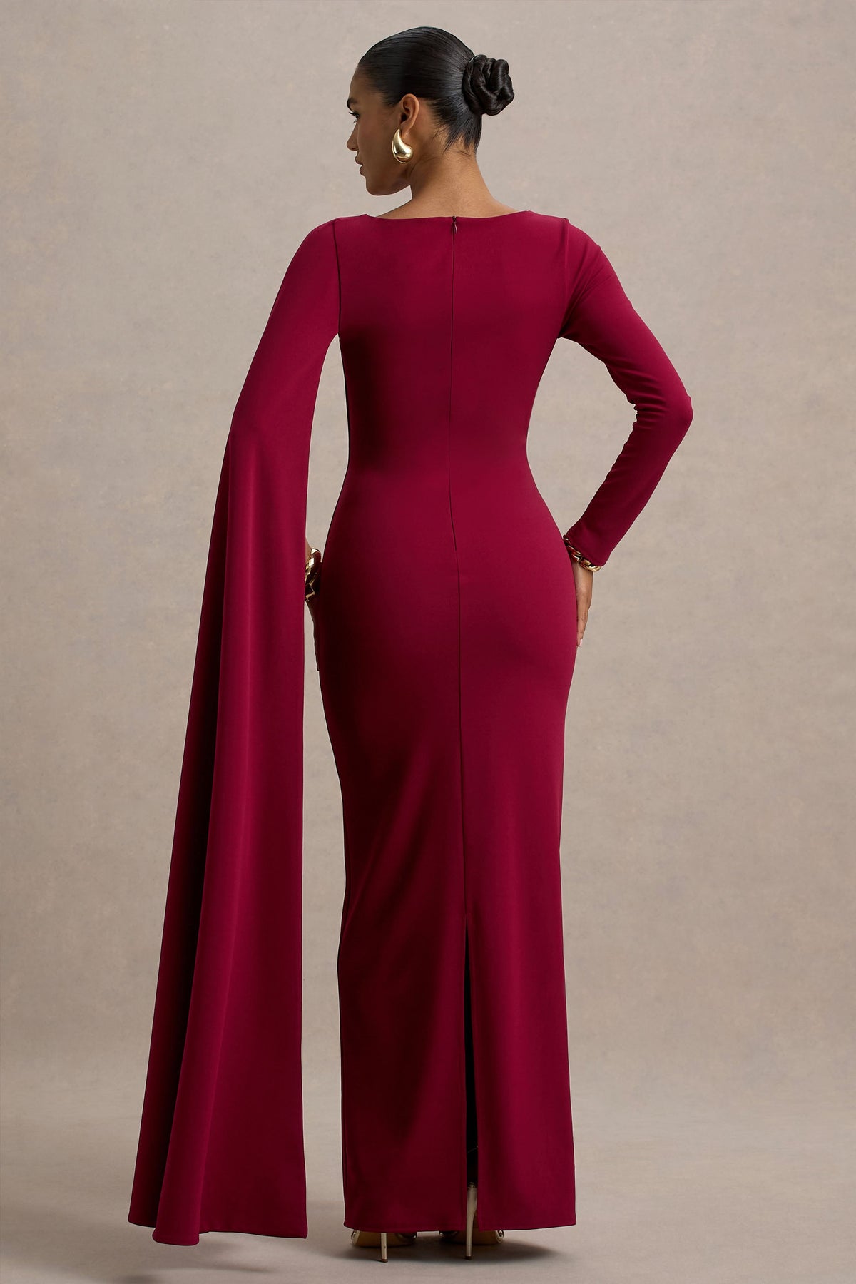 Frances | Burgunderrotes Maxikleid mit hohem Kragen und Cape-Detail.