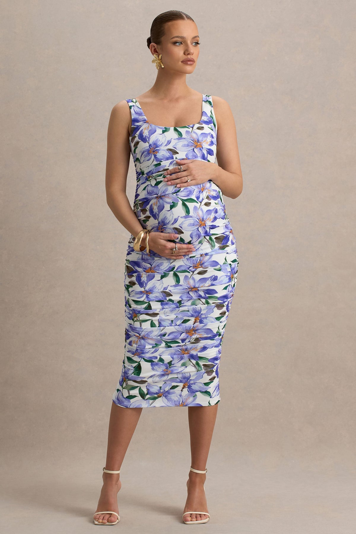 Lisbon | Lila Kleid mit Lilienmuster, quadratischem Ausschnitt und Raffung in Umstands-Midi-Länge.