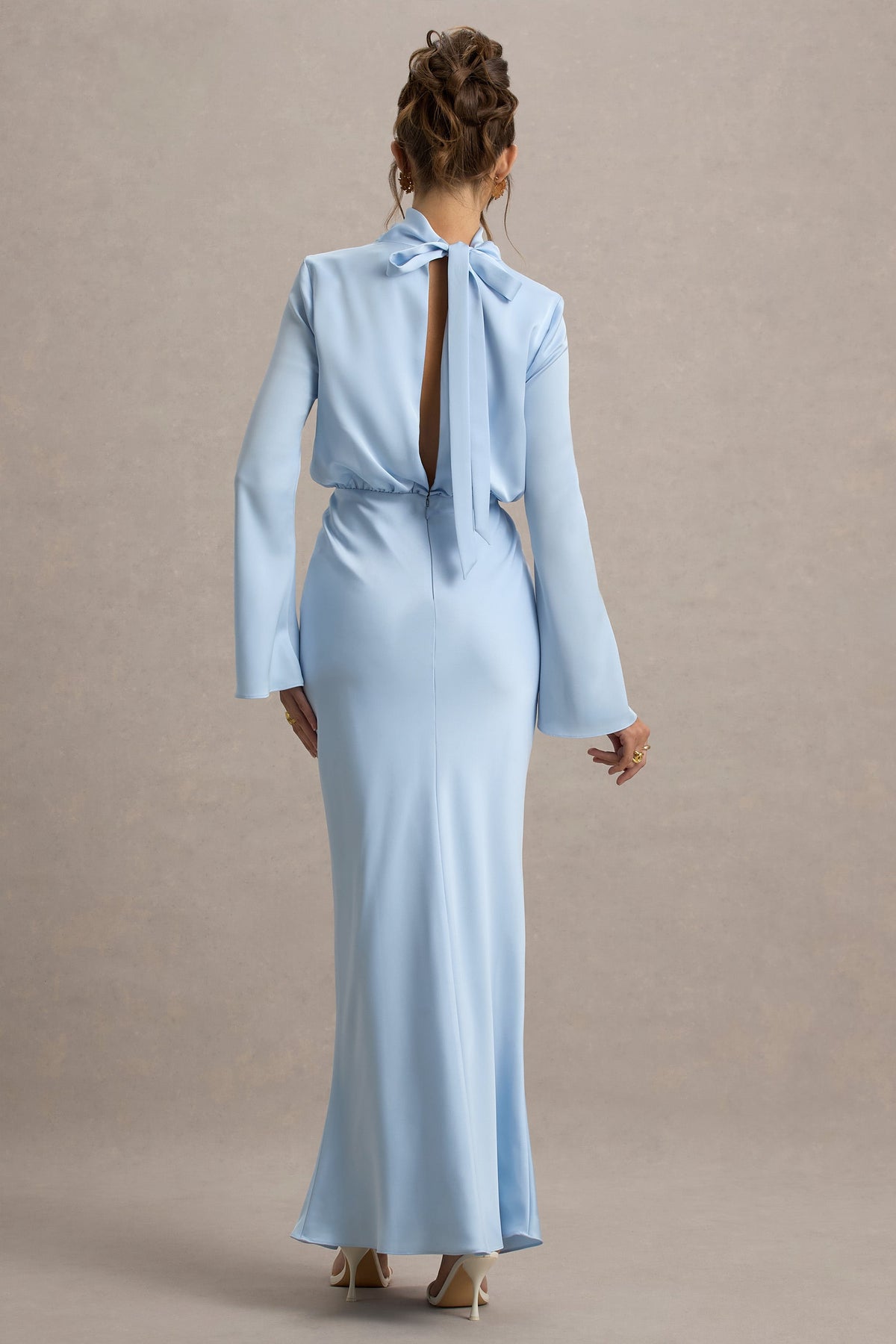Celina | Puderblaues Satin-Maxikleid mit hohem Ausschnitt