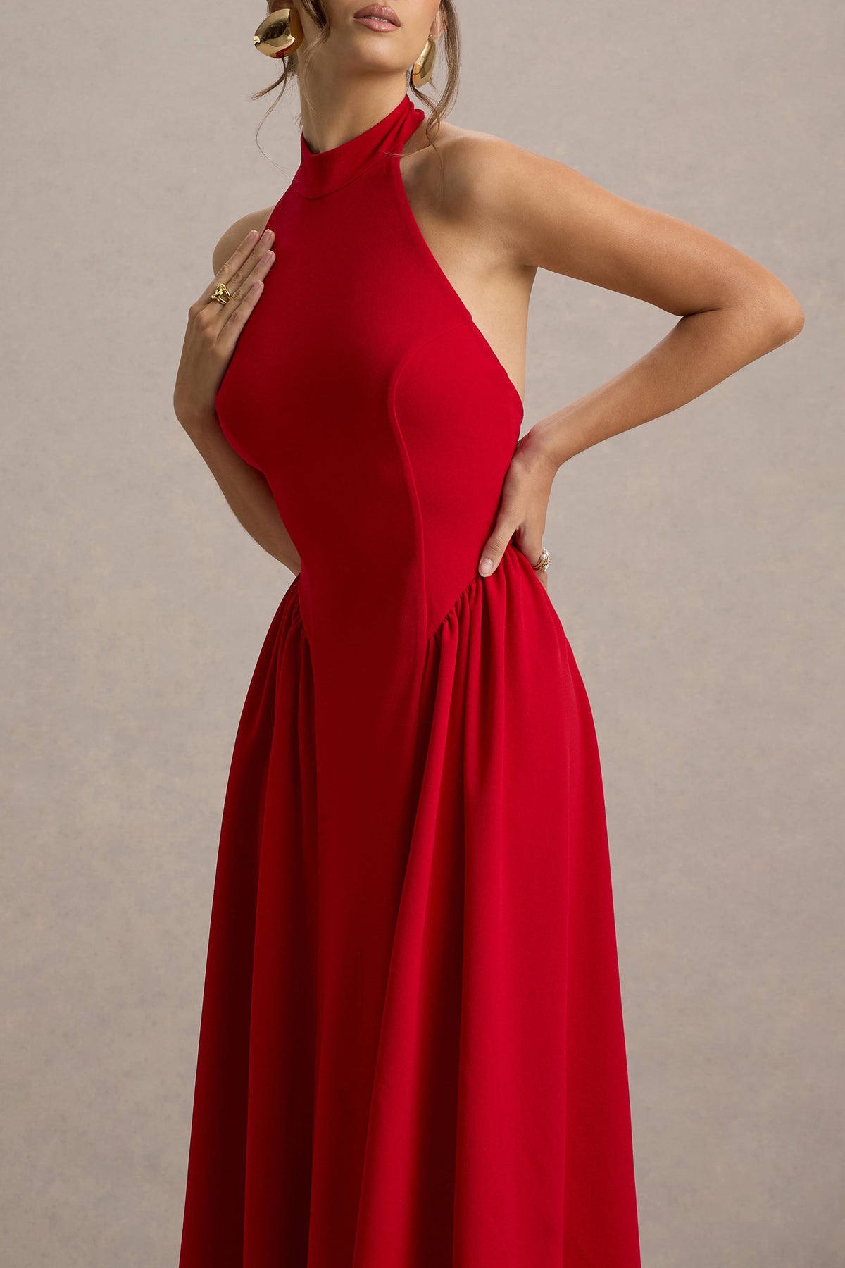 Cynthia | Rotes Maxikleid mit hohem Kragen und voluminösem Rock