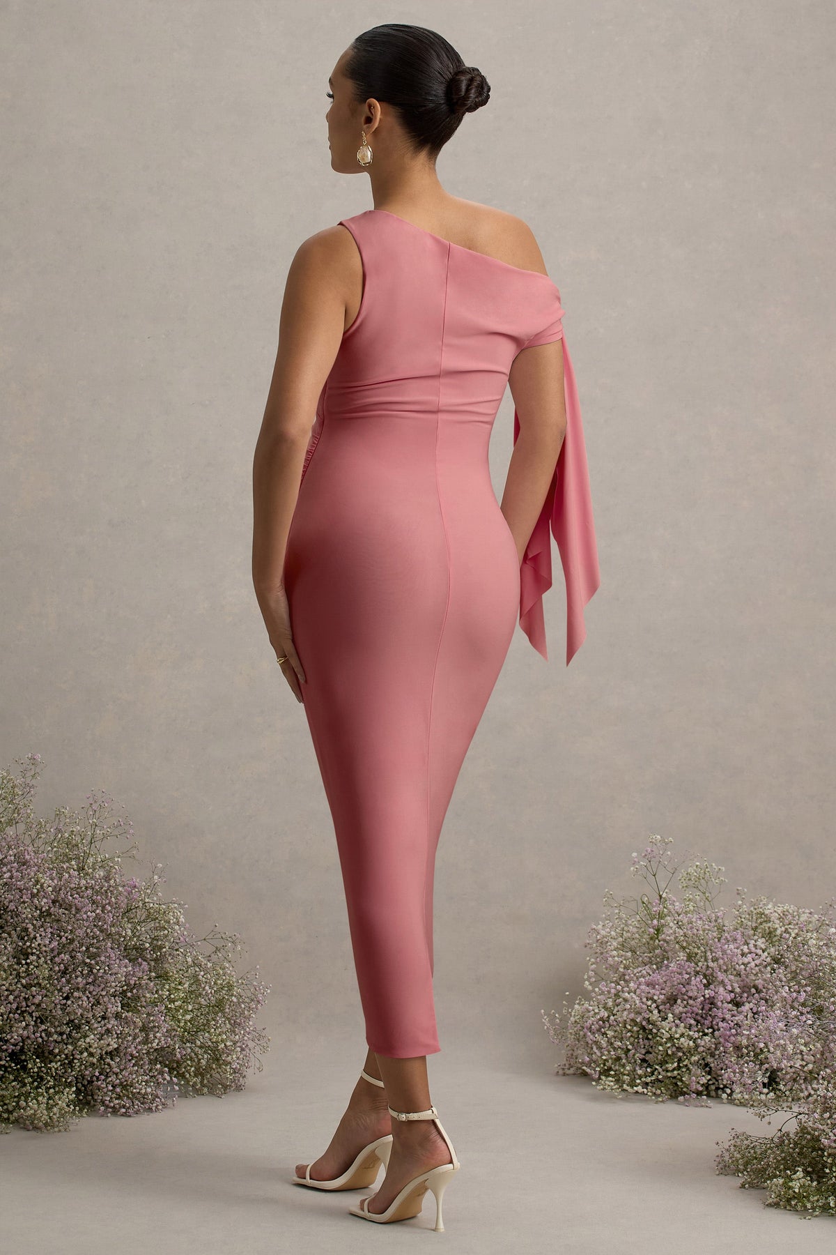 Katarine | Rosa asymmetrisches Umstands-Midikleid mit Knoten.