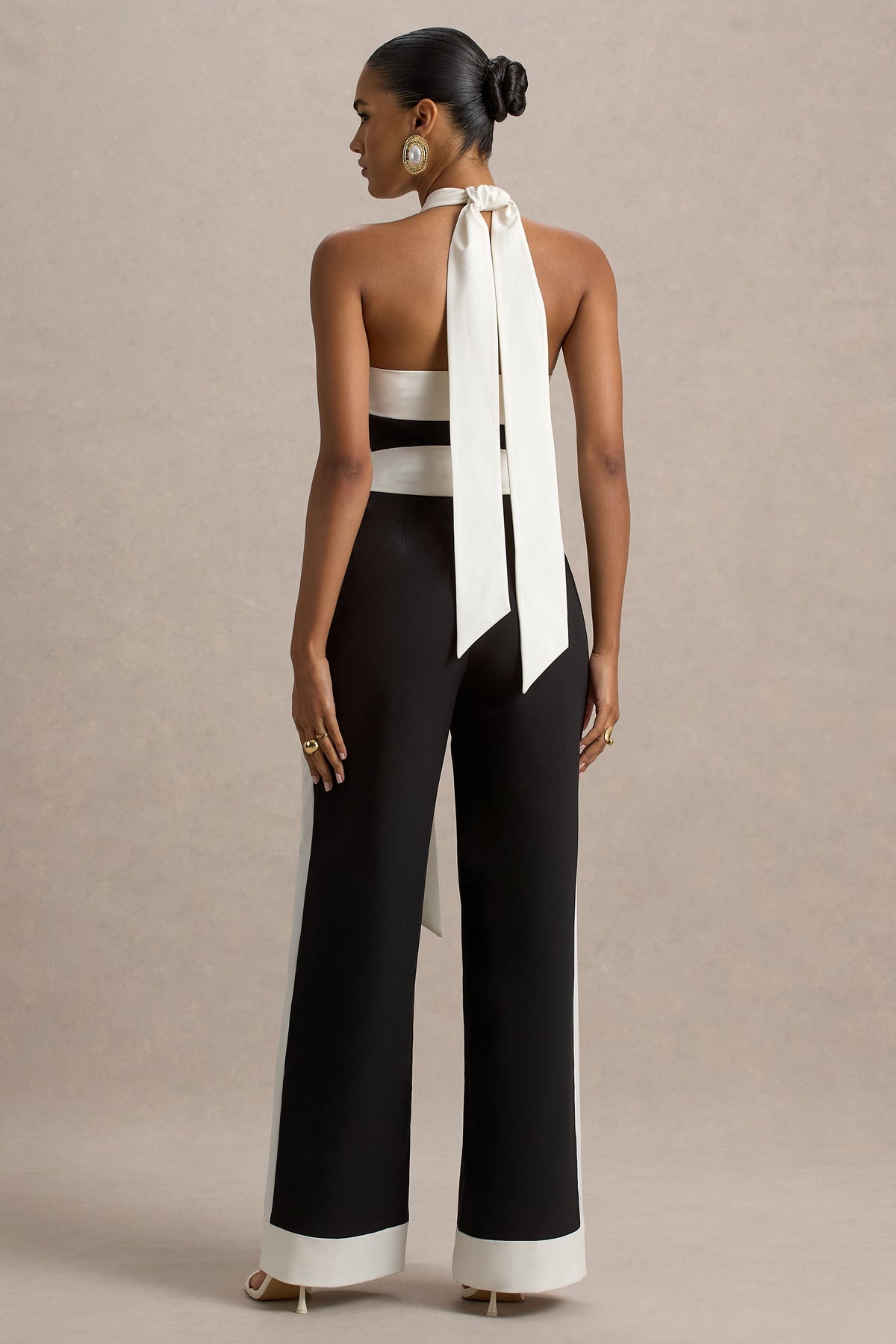 Caterina | Schwarz-weißer Neckholder-Jumpsuit mit weitem Bein