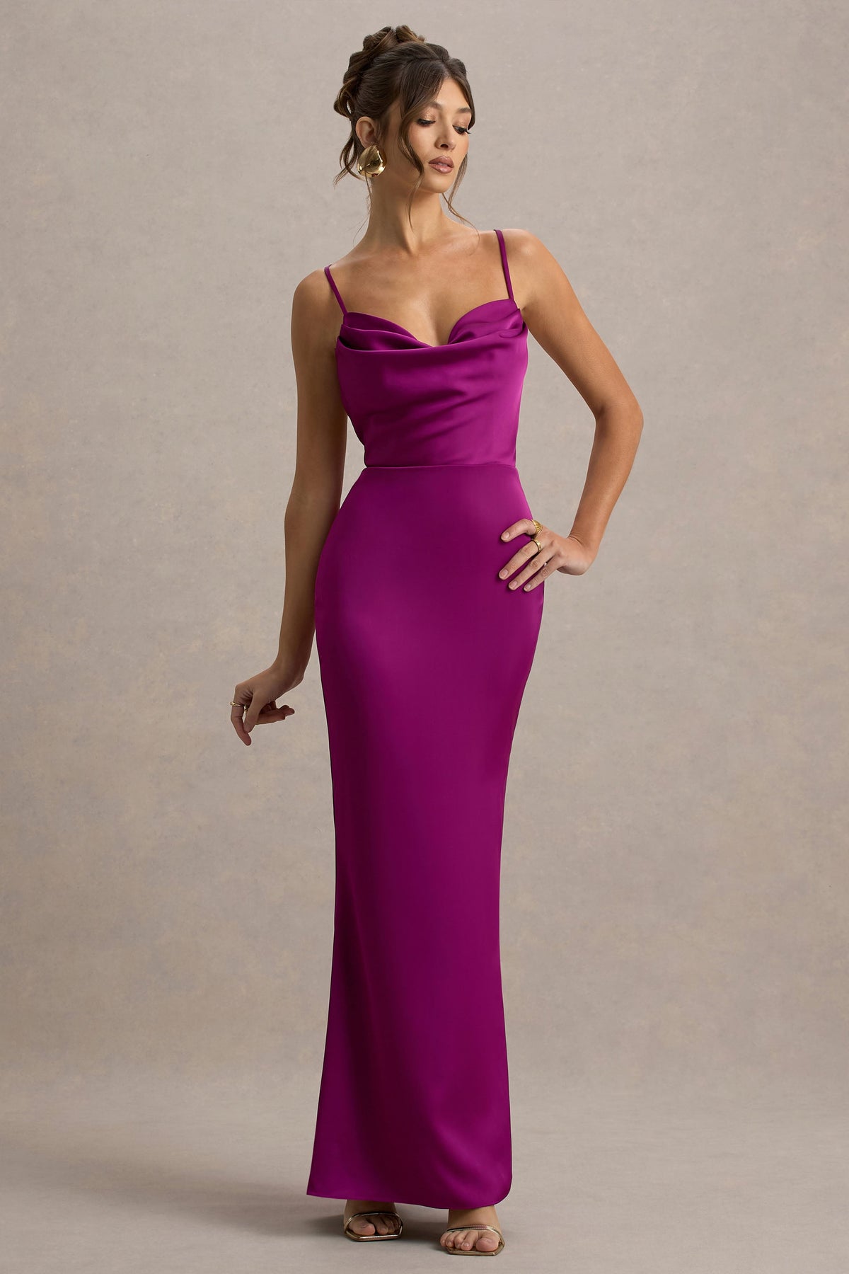 Gia | Dunkelrosa Satin-Maxikleid mit Wasserfallausschnitt