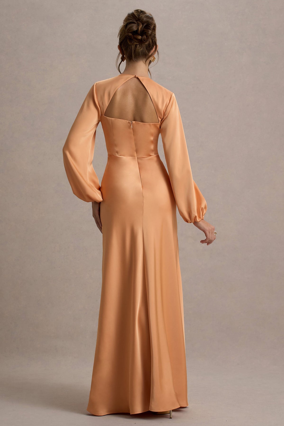 Crawley | Pfirsichfarbenes Satin-Maxikleid mit Puffärmeln