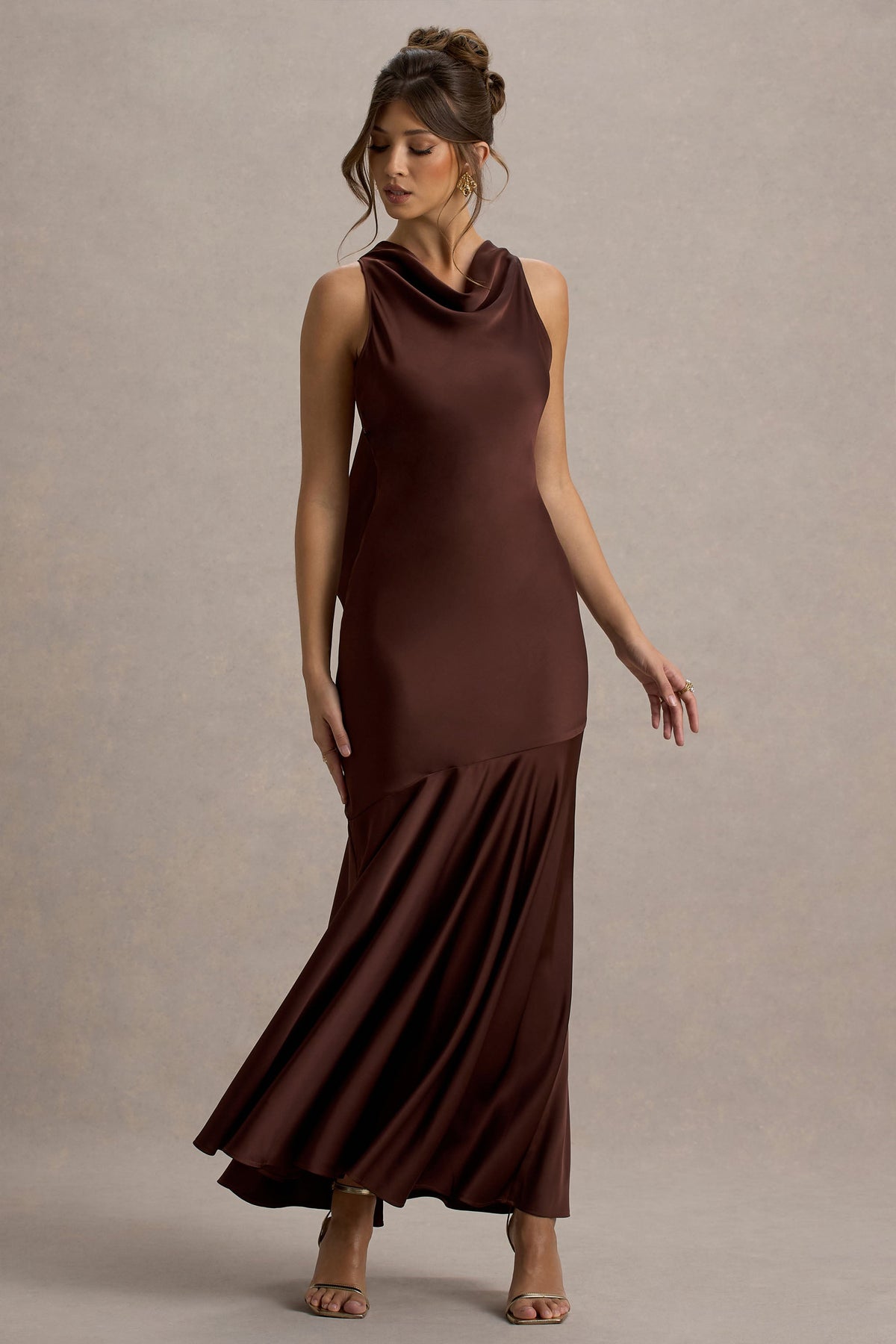 Amelita | Braunes Satin-Maxikleid mit Wasserfallausschnitt