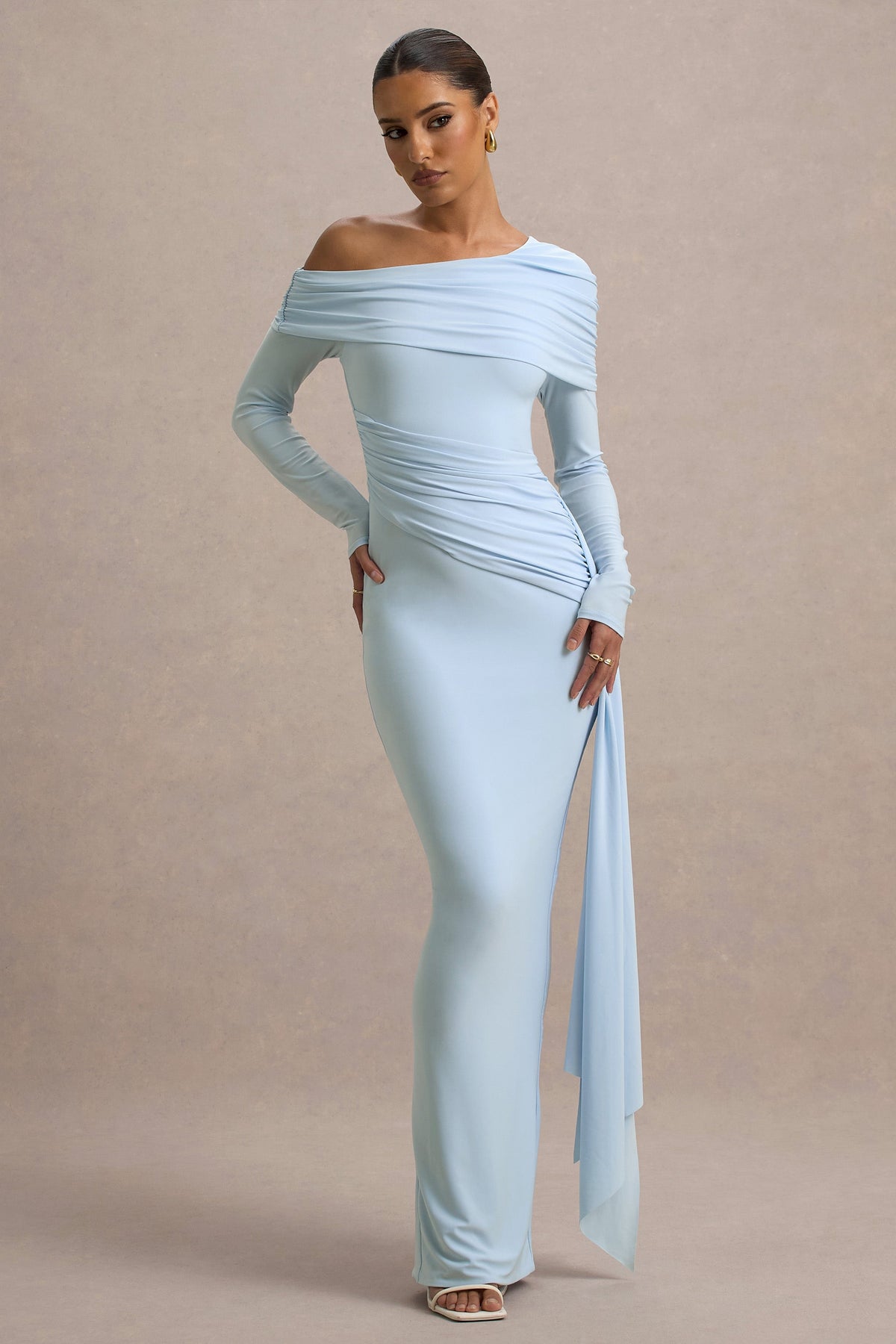 Valina | Puderblaues Maxikleid mit Raffungen, asymmetrischem Schnitt und Drapierung
