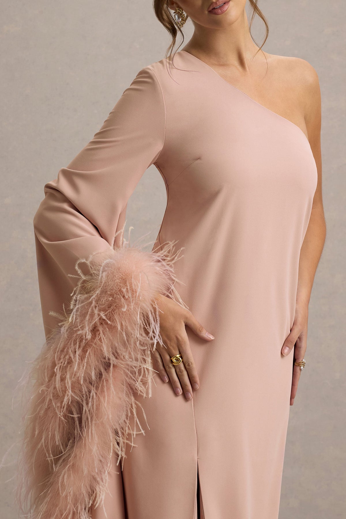 Armina | Blassrosa One-Shoulder Maxi-Kleid mit Federbesatz