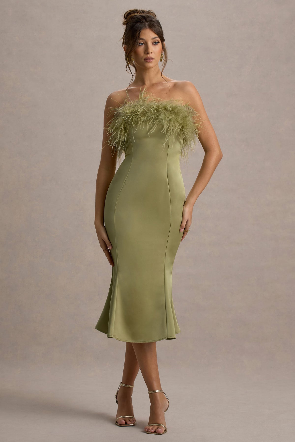 One And Only | Hellgrünes Satin-Bandeau-Midikleid mit Federbesatz