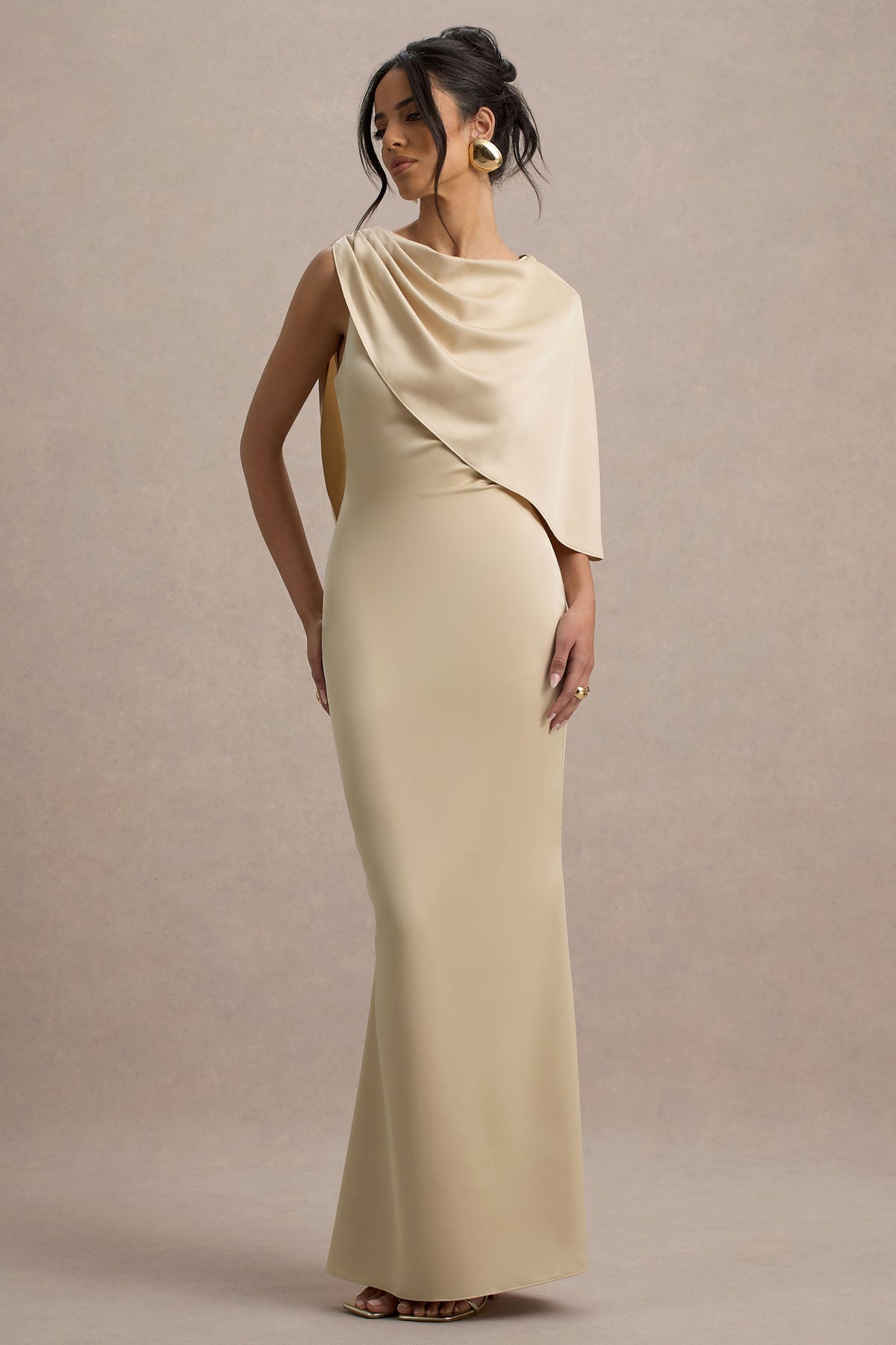 Ambra | Champagnerfarbiges Maxikleid aus Satin mit asymmetrischer Schulter und Cape