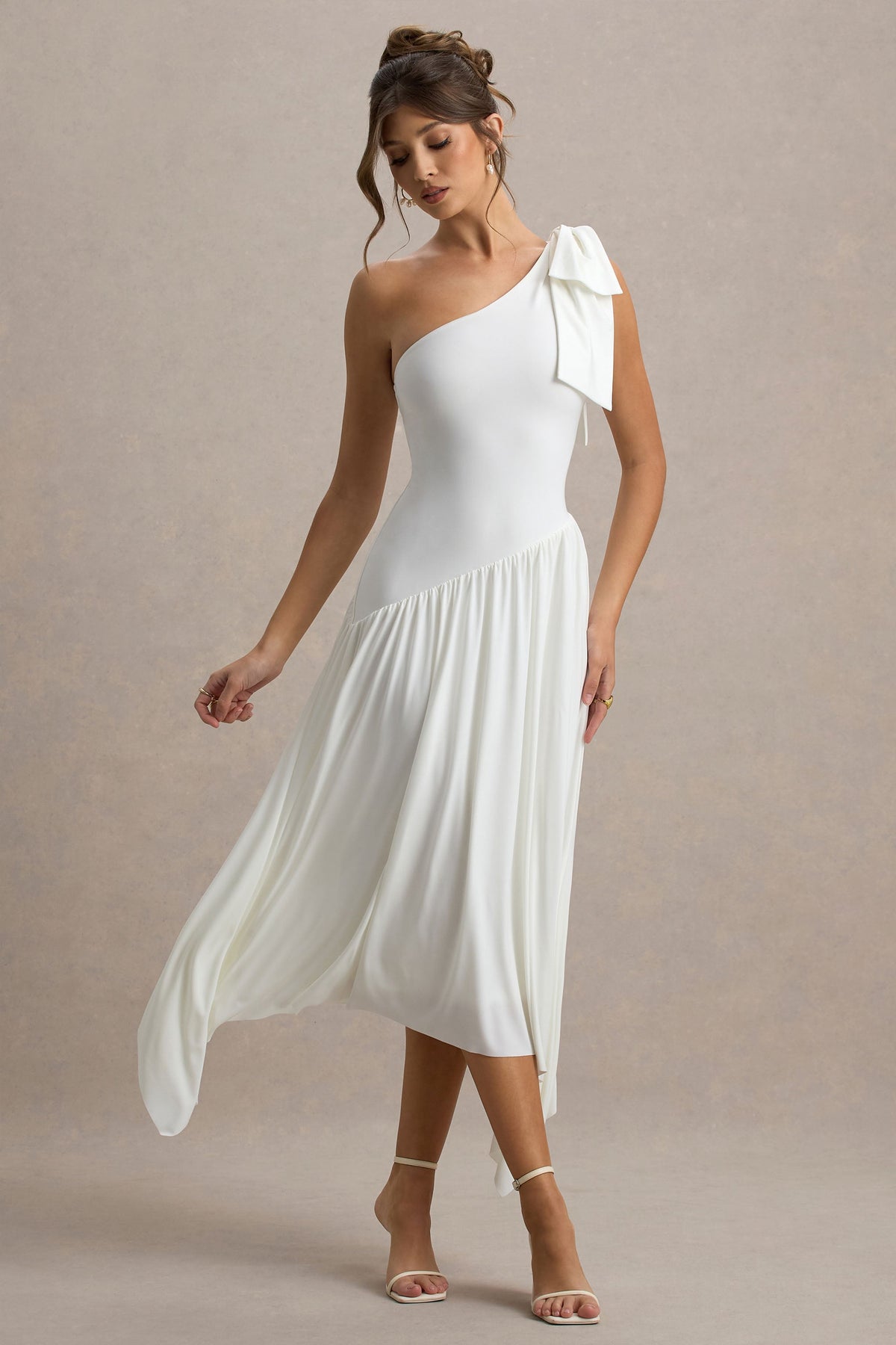 Lotus Love | Weißes Ein-Schulter-Maxikleid mit Zipfelsaum und Schleife