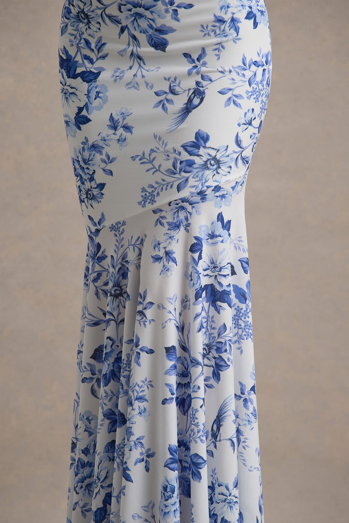 Callie | Blaue Bandeau-Fishtail-Maxikleid mit Porzellan-Print
