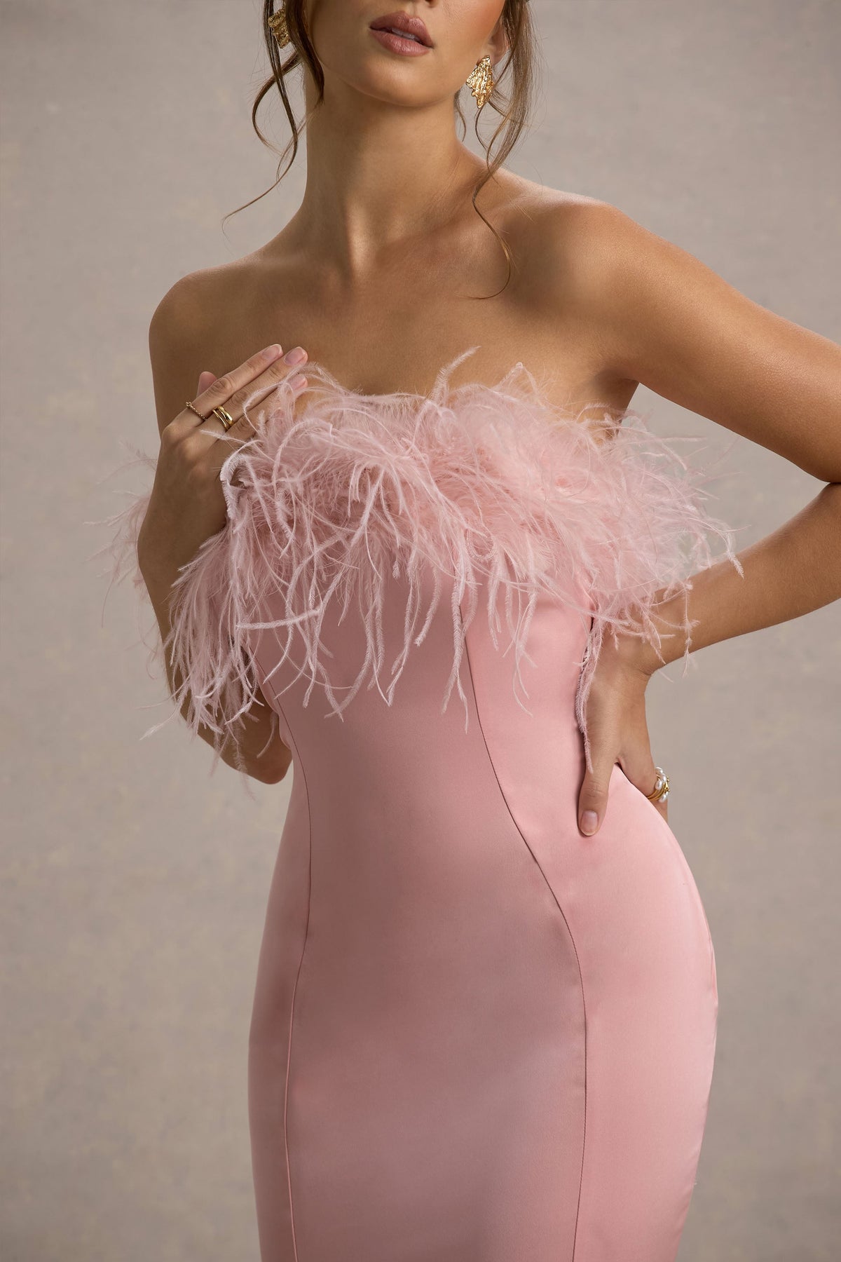 One And Only | Hellrosa Satin-Bandeau-Midikleid mit Federbesatz