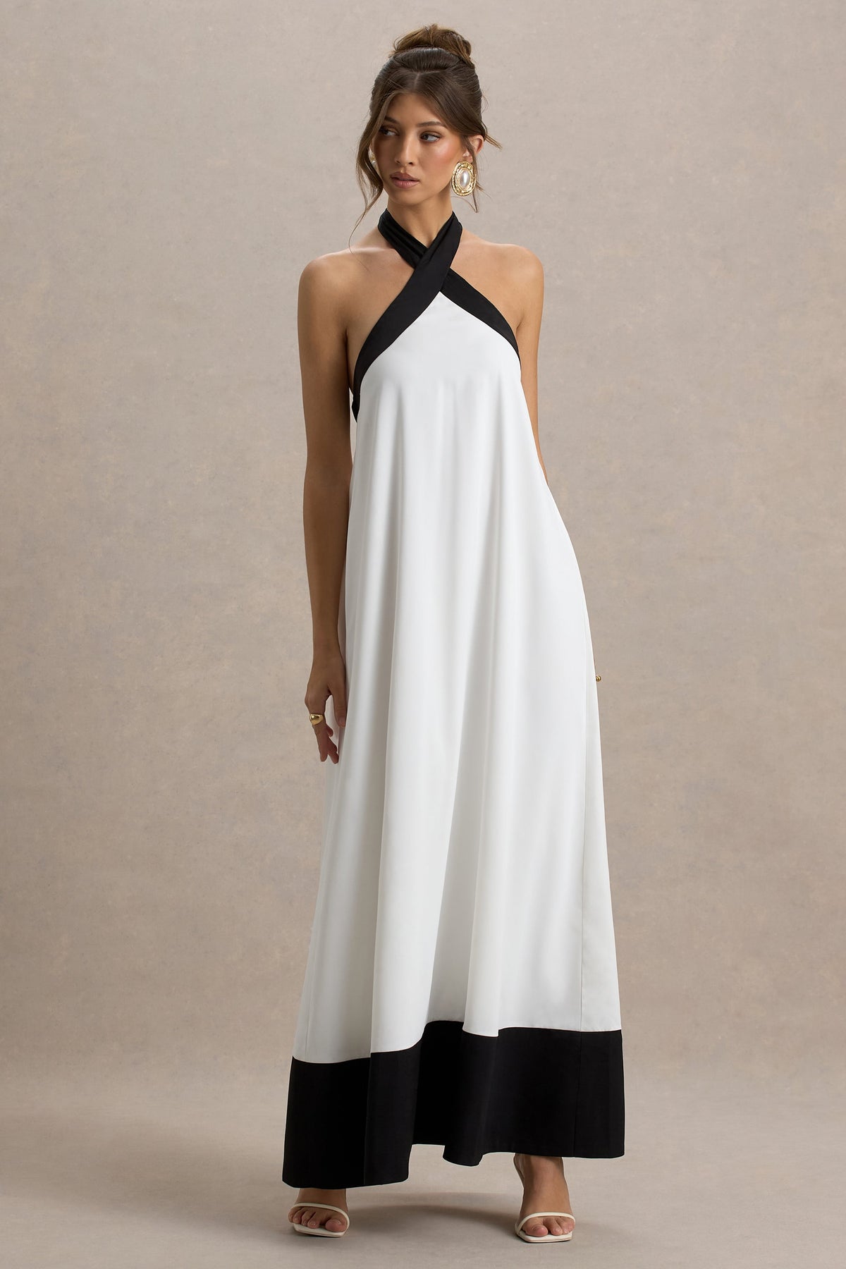 Clarabella | Weißes und schwarzes Neckholder-Maxikleid