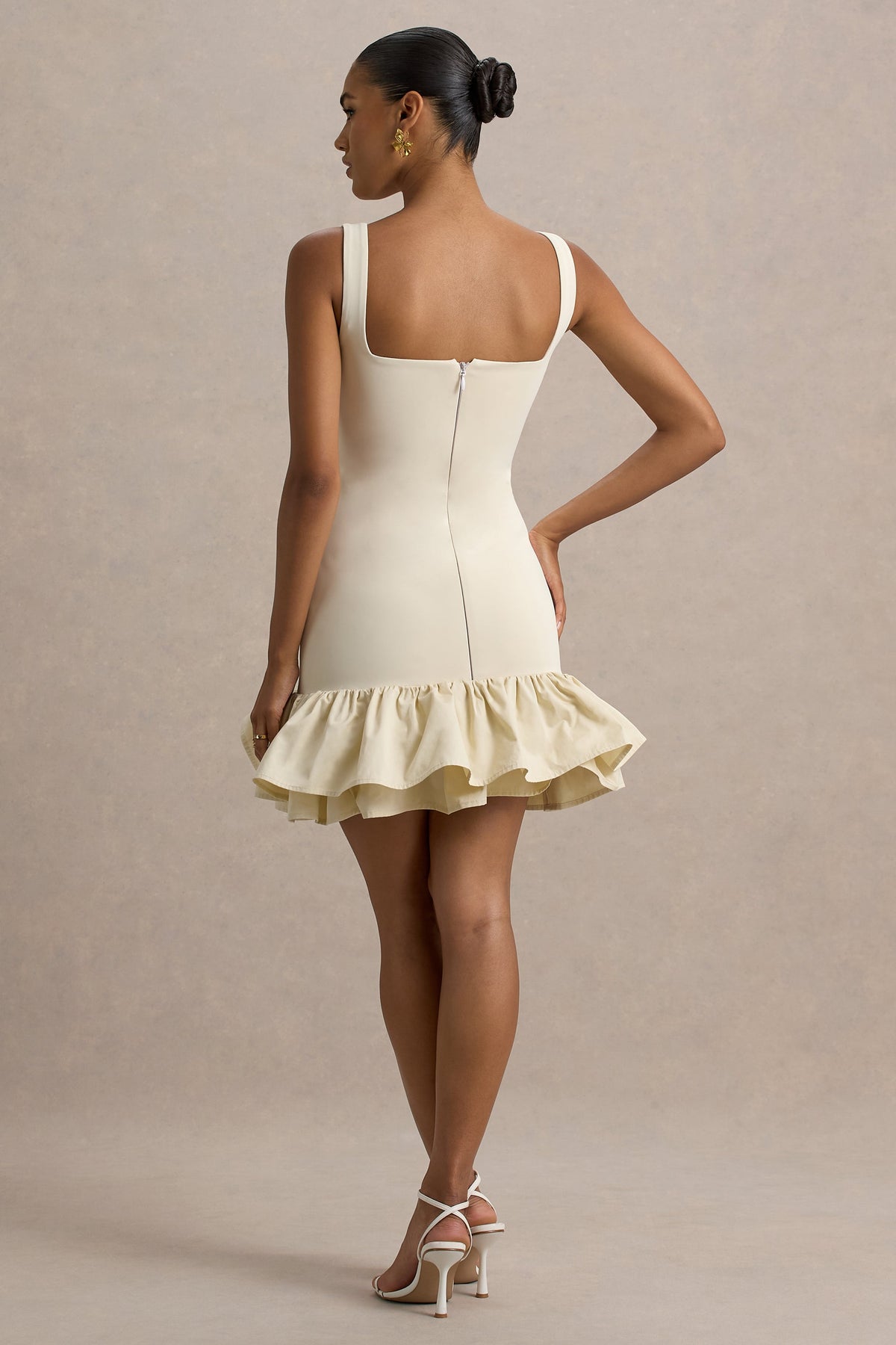Daliana | Steinfarbenes Minikleid mit eckigem Ausschnitt und Rüschen