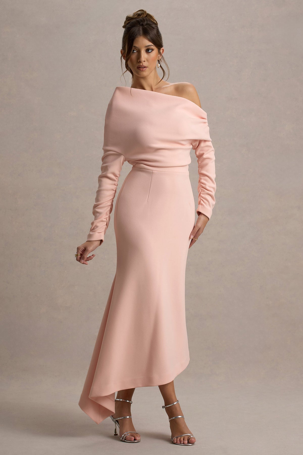 Lou | Pinkes Maxikleid mit einer Schulter und asymmetrischem Schnitt
