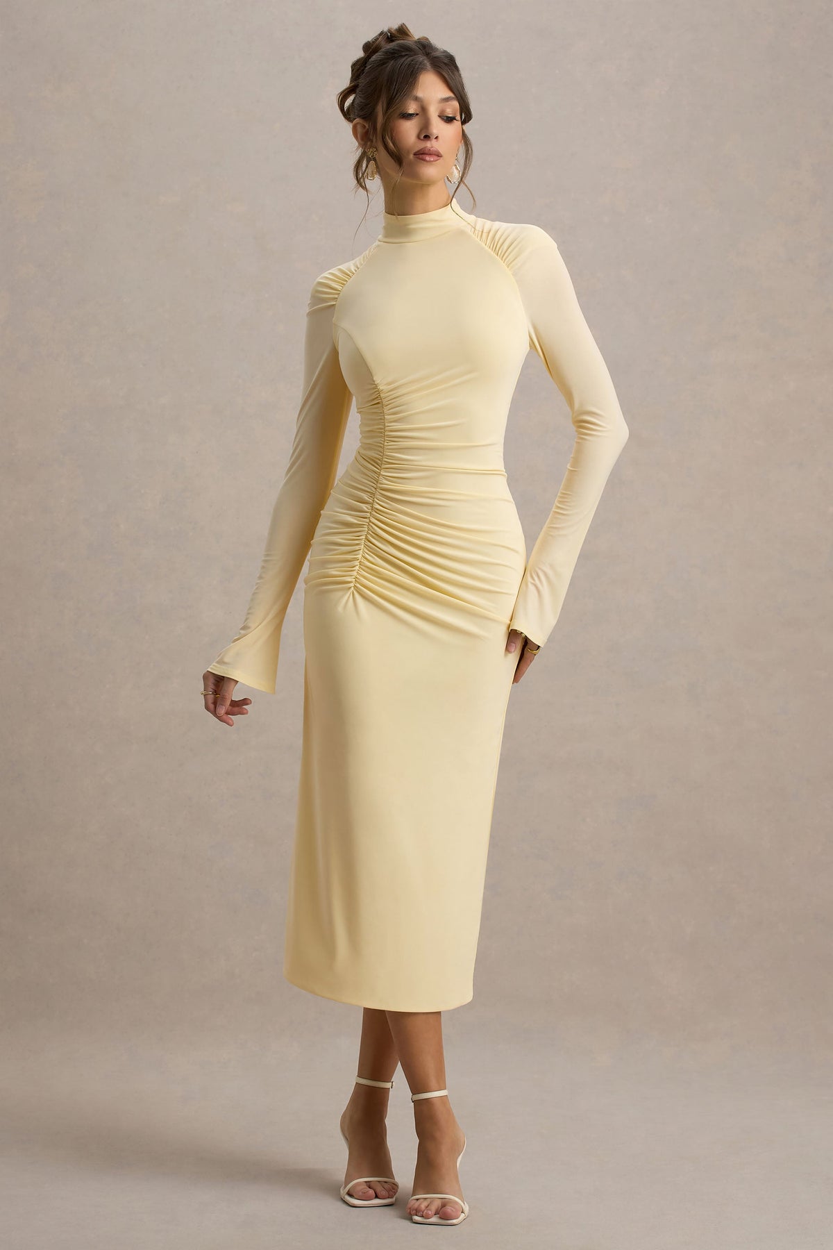 Cassandra | Blassgelbes Midi-Kleid mit hohem Kragen und langen Ärmeln