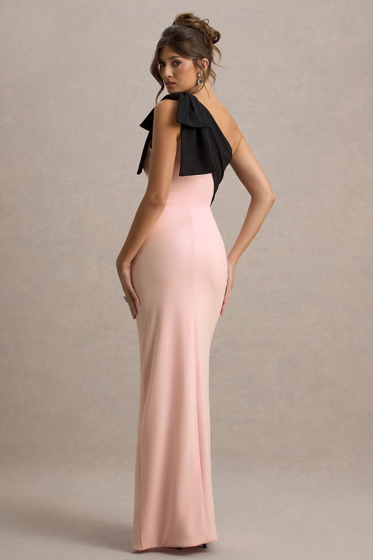 Kiri | Rosa & Schwarzes One-Shoulder-Maxikleid mit Schleife