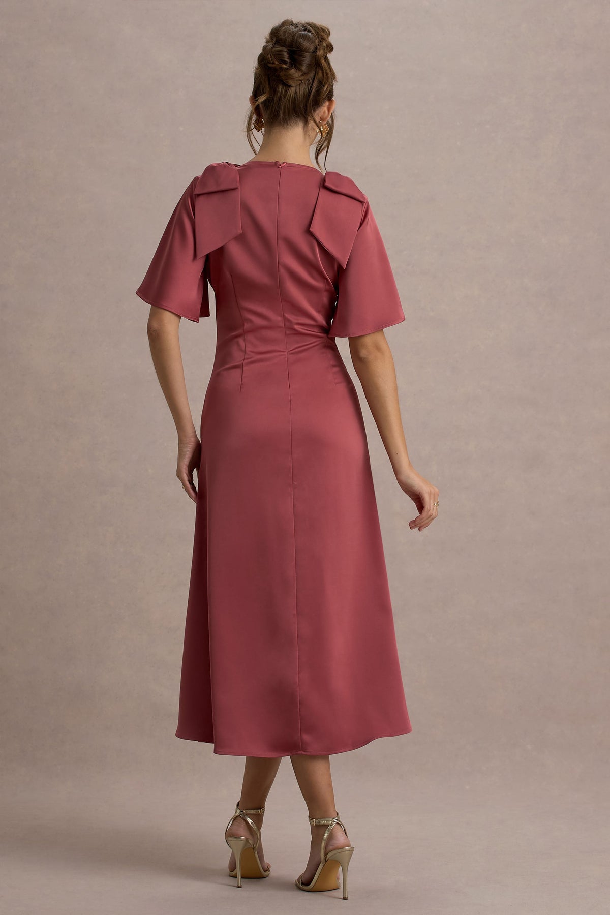 Danna | Roséfarbiges Satin-Midikleid mit V-Ausschnitt und kurzen Ärmeln