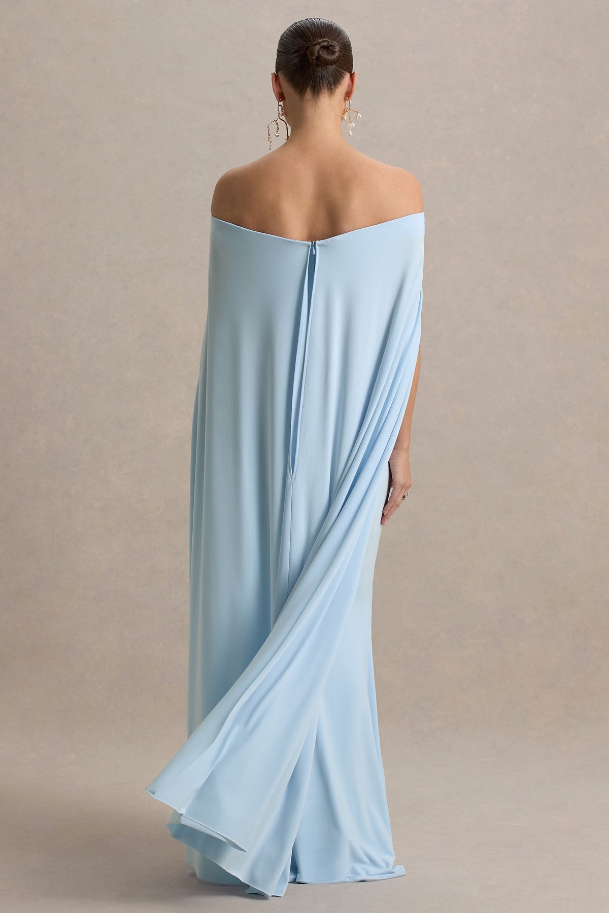 Radiance | Puderblaues Bardot-Umstands-Maxikleid mit Cape