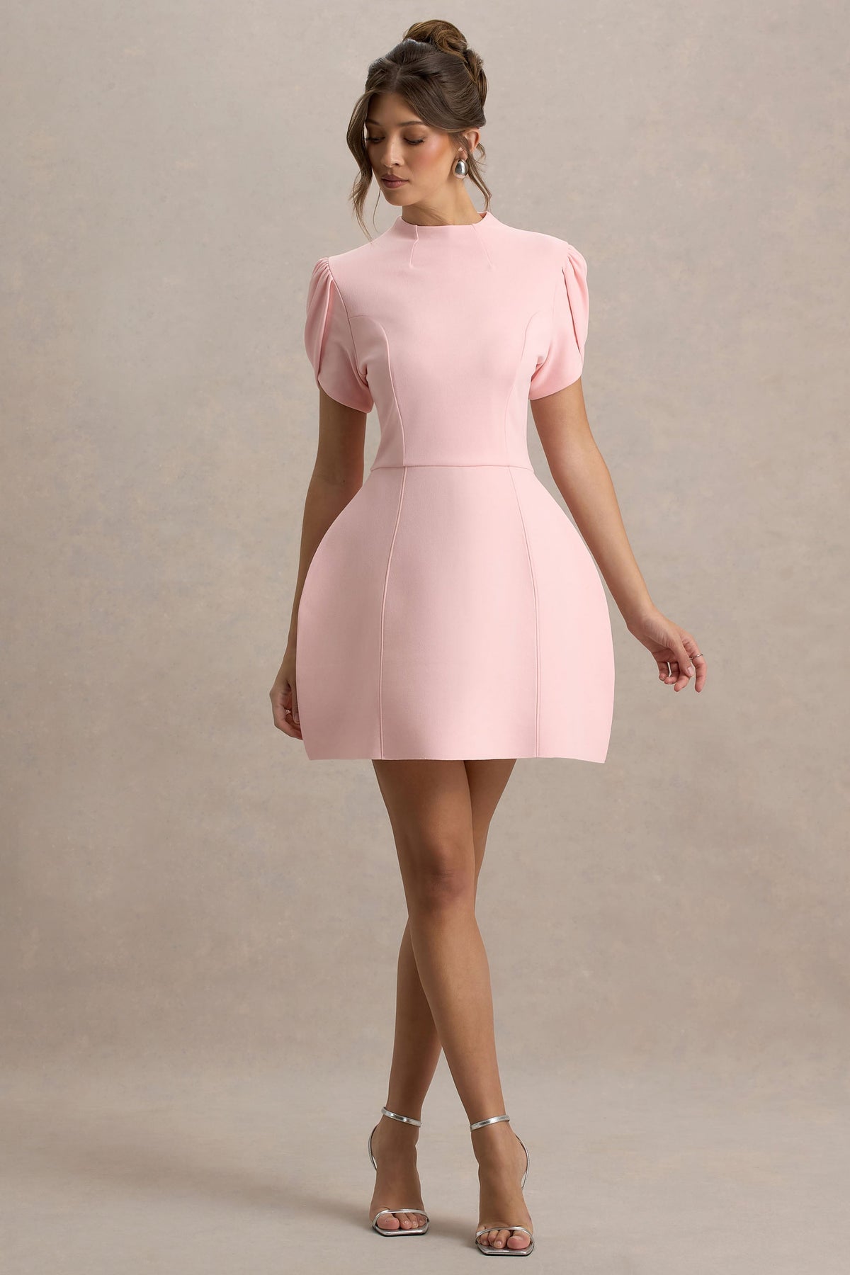 Carabella | Rosa Minikleid mit hohem Kragen und kurzen Ärmeln