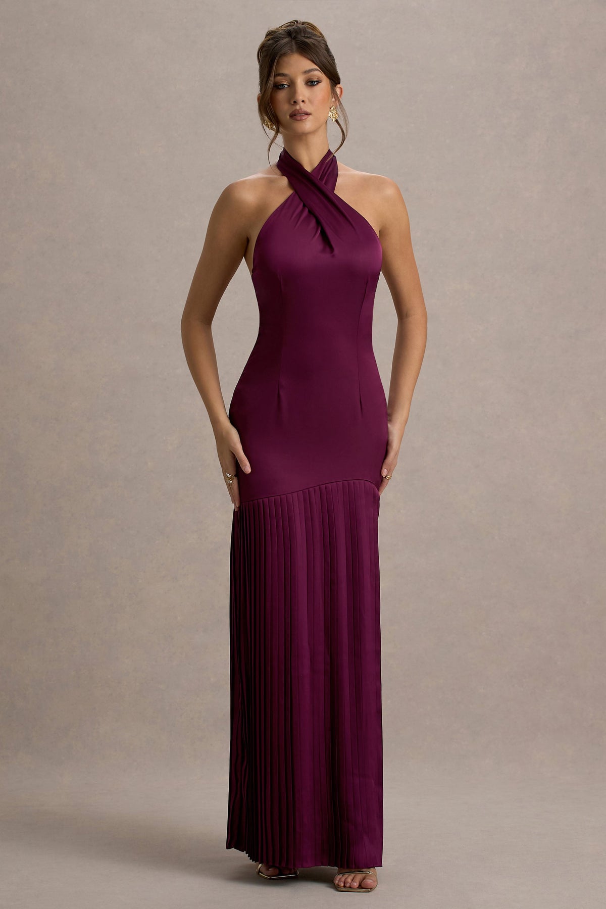 Sansa | Burgunderrote Satin-Plissee-Maxikleid mit überkreuztem Halterneck