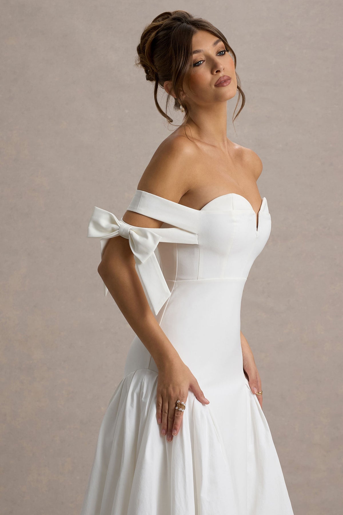 Ethel | Weißes und cremefarbenes Bardot-Maxikleid mit voluminösem Rock