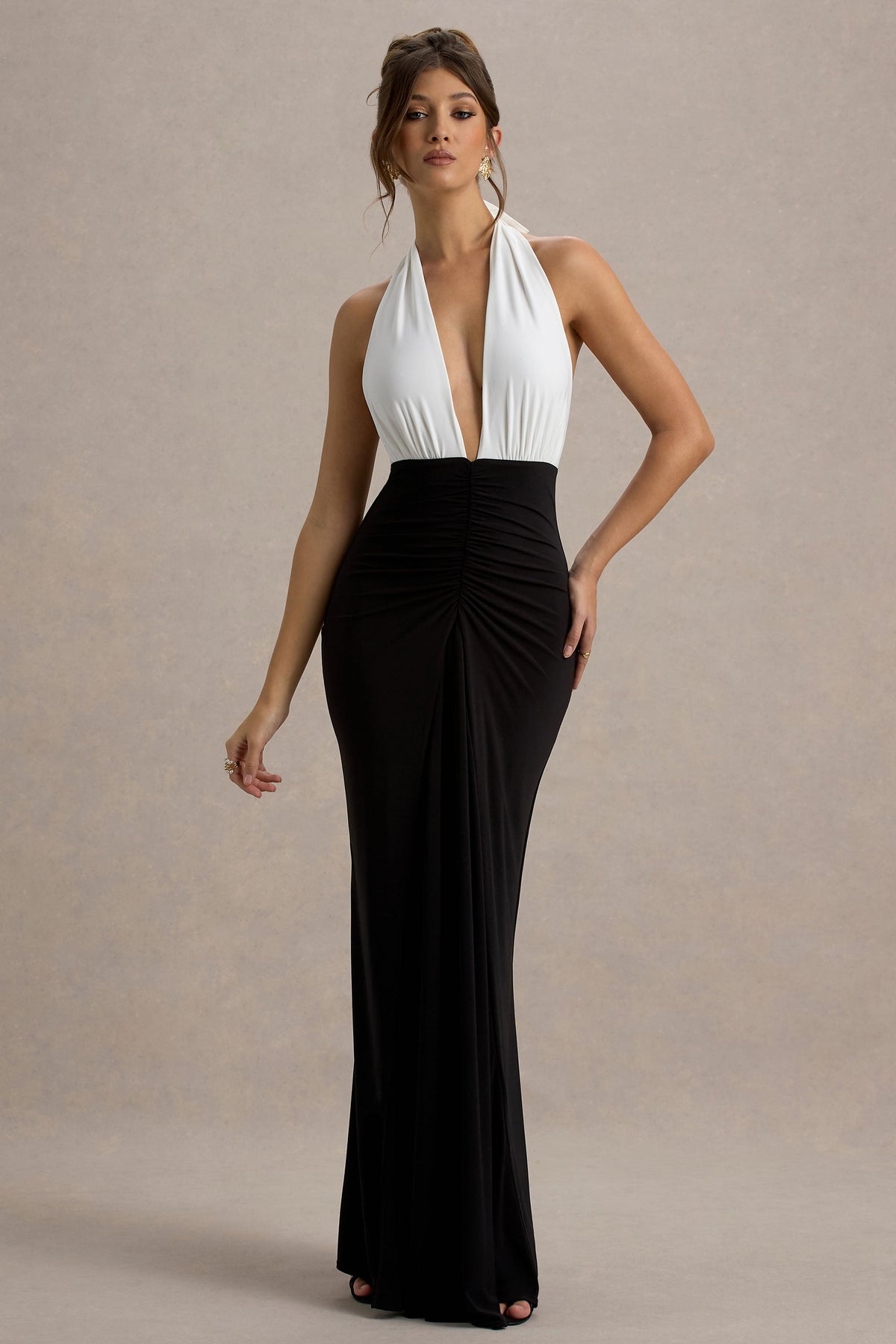 Payton | Schwarz-weißes, gerafftes Halterneck-Maxikleid