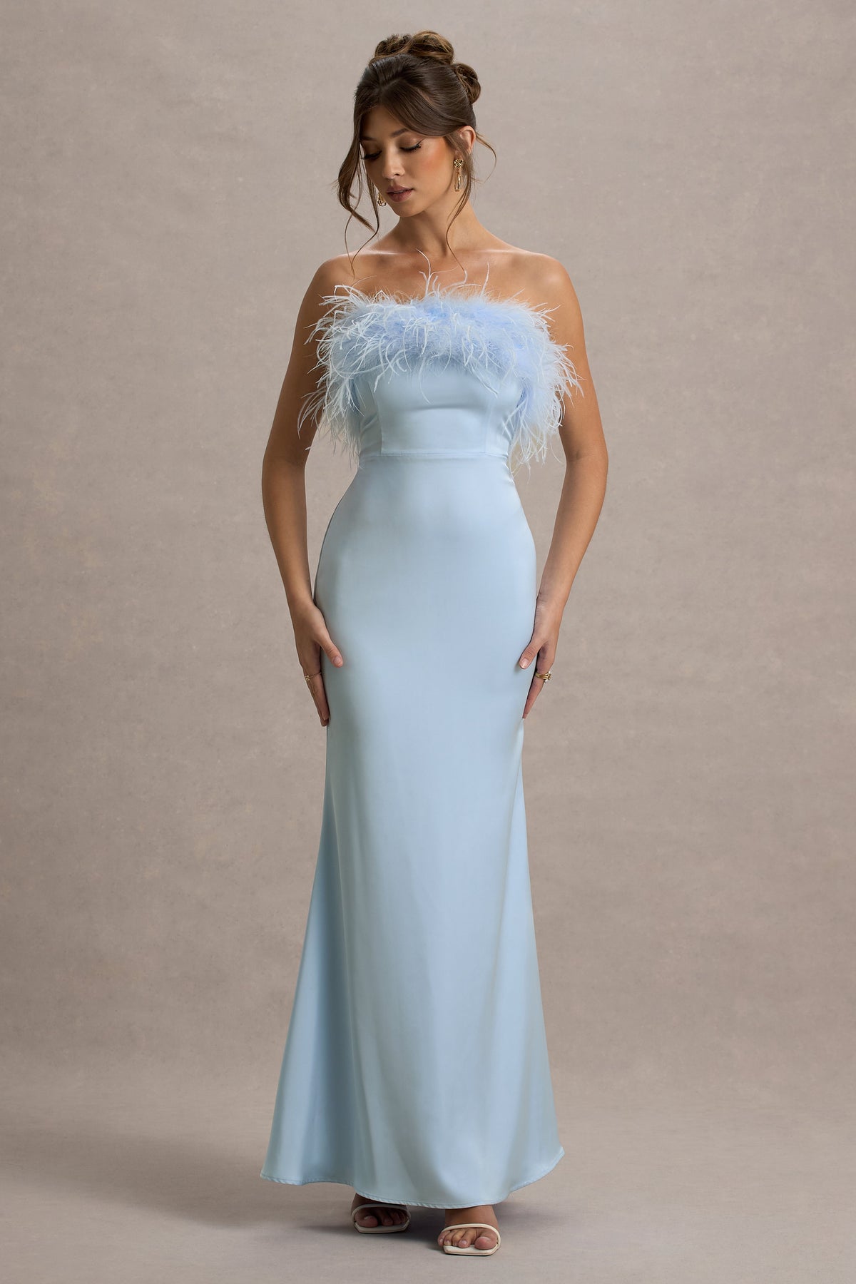 Dress For It | Puderblaues Satin-Maxikleid mit Federbesatz und Bandeau-Ausschnitt