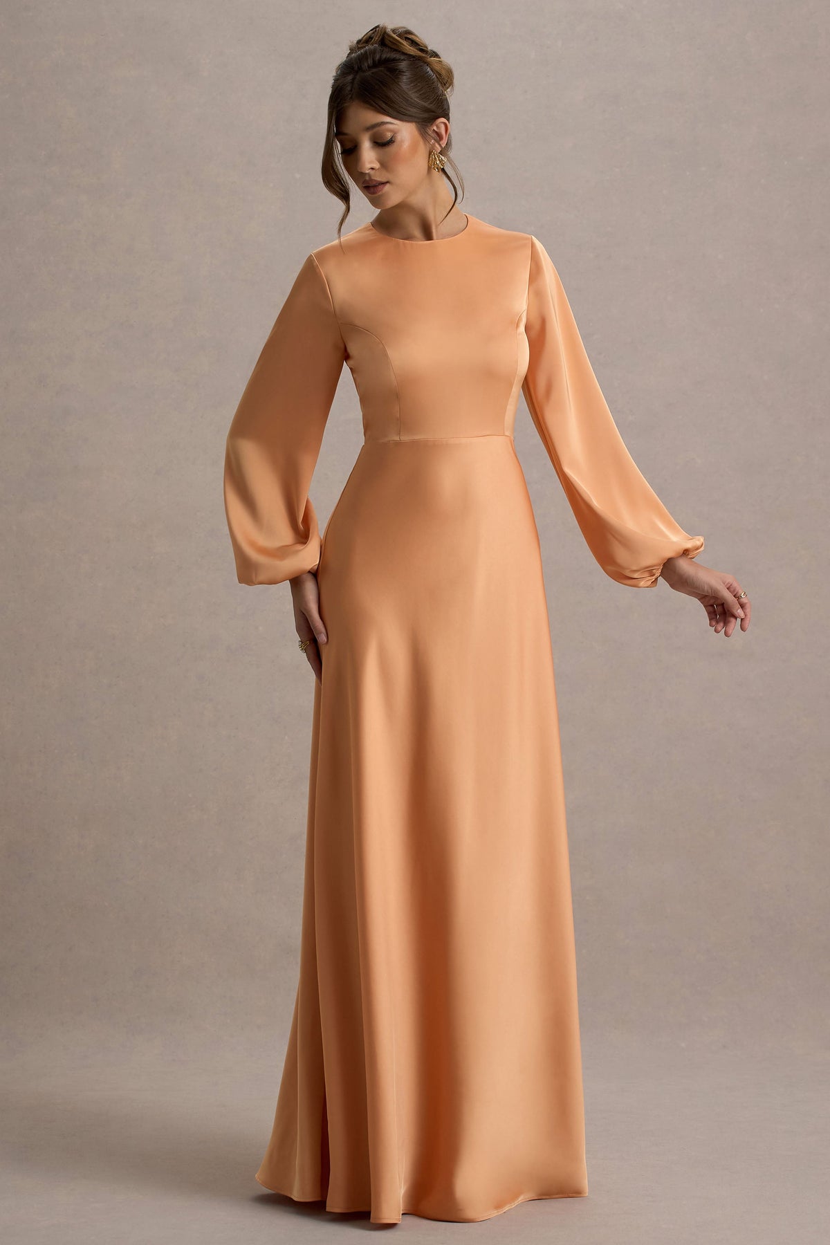 Crawley | Pfirsichfarbenes Satin-Maxikleid mit Puffärmeln