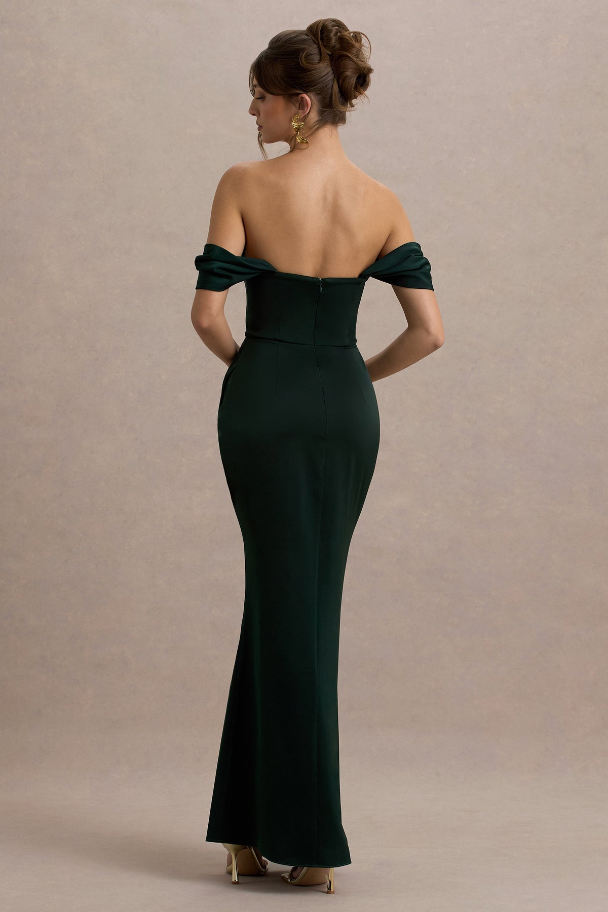 Annie | Smaragdgrünes Satin-Bardot-Maxikleid mit Wickelrock und Schlitz