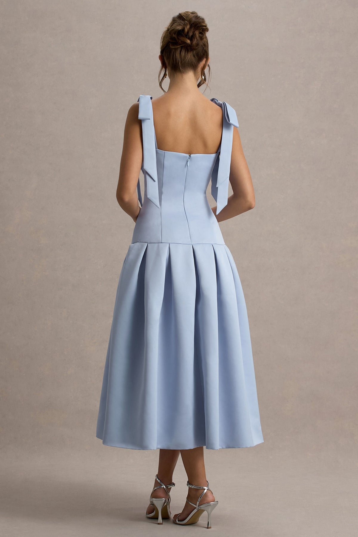 Alberta | Puderblaues Satin-Midikleid mit Schleifen-Trägern